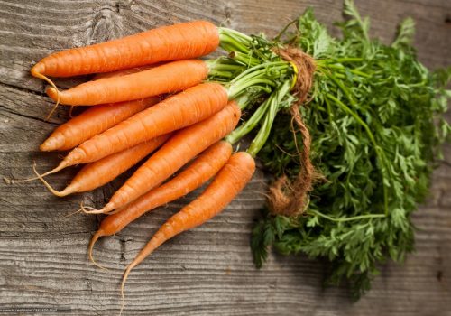 393470_puchok_morkov_stol_treshhiny_1680x1050_www.Gde-Fon.com